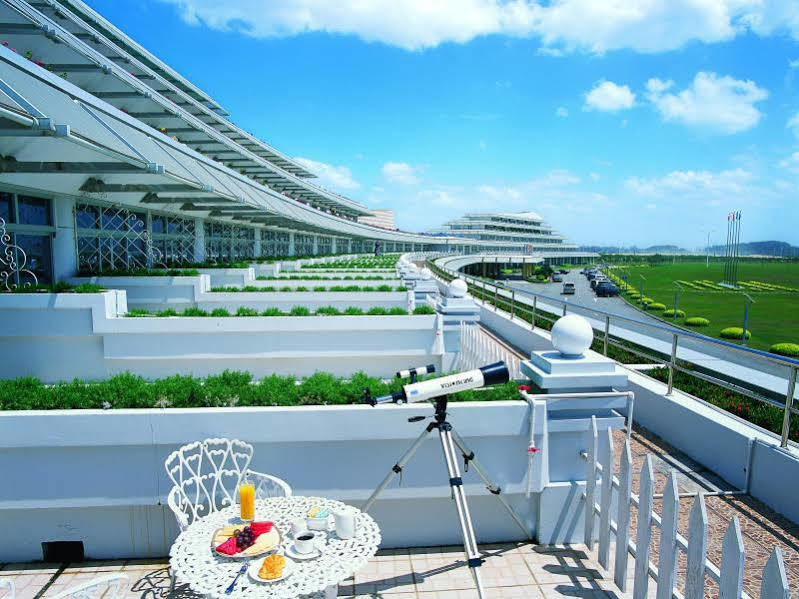 Xiamen International Seaside Hotel -Hotel Corridor Leads To The Stone Exhibition Hall Ngoại thất bức ảnh